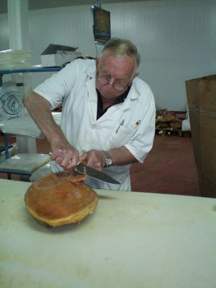 José Peiró en la sala de deshuesado